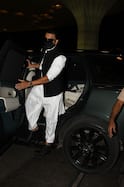 FWICE के बैन लगाए जाने के बाद पहली बार एयरपोर्ट पर स्पॉट हुए रणवीर सिंह, मास्क से मुंह छिपाए दिखे 'धुरंधर' एक्टर
