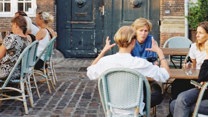 रिपोर्ट के अनुसार, नॉर्वे इस सूची में दूसरे स्थान पर है. यहां के लोग अपने पूरे दिन का करीब 65% हिस्सा यानी लगभग 15.7 घंटे सिर्फ अपनी व्यक्तिगत देखभाल, आराम और पसंदीदा शौक पूरे करने में बिताते हैं. इसी शानदार लाइफस्टाइल की वजह से नॉर्वे को दुनिया के सबसे खुशहाल देशों की कतार में गिना जाता है. इस खूबसूरत देश में कर्मचारियों के लिए साल भर में बस 1,384 घंटे काम करने का नियम बनाया गया है.