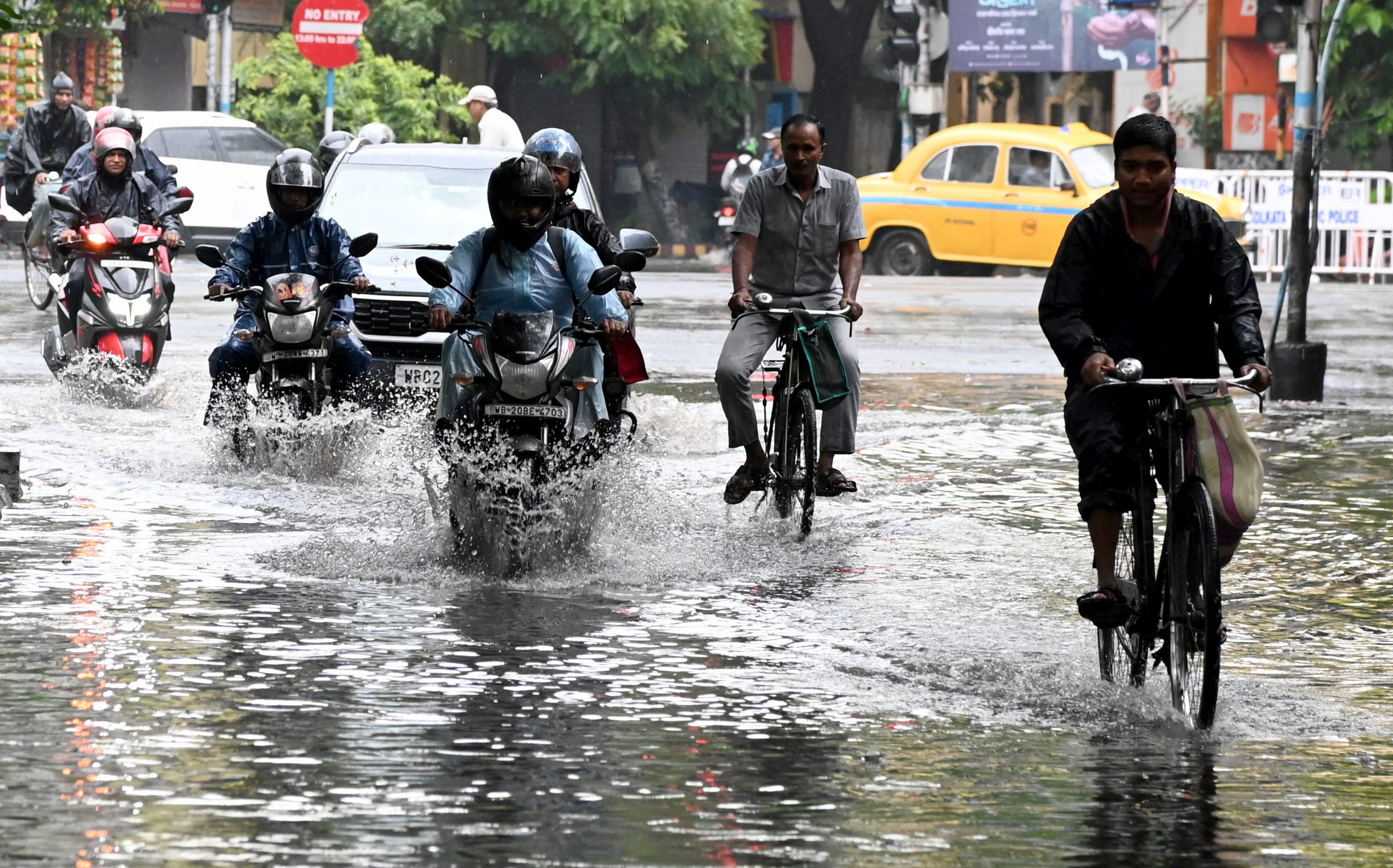 Weather Update : কাল থেকে থেকে শনিবার পর্যন্ত দক্ষিণবঙ্গে প্রবল ঝড় বৃষ্টির পূর্বাভাস, কোন কোন জেলায় সতর্কতা?