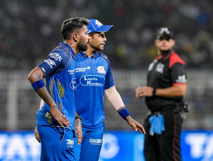 এই গোটা মরশুমে না সূর্যের ব্যাট চলে, না হার্দিক পান্ড্যর নেতৃত্বে মুম্বই ইন্ডিয়ান্স দল তেমন কিছু পারফর্ম করতে পারে।