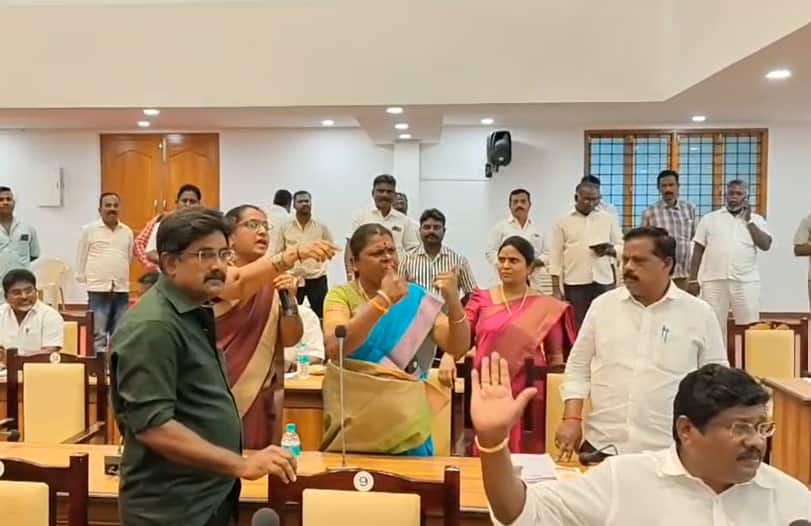 என்னை ஏன் பேசவிடல?' - தவெக எம்எல்ஏவை ரவுண்ட் கட்டிய திமுகவினர்; பாதியிலேயே கிளம்பினார் - என்ன நடந்தது?