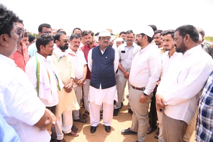 ప్రజా సంక్షేమంలో భాగంగా ప్రభుత్వం అనేక సంక్షేమ పథకాలు అమలు చేస్తుందని, ఇందిరమ్మ ఇండ్లు, 500 రూపాయల సన్న రకం వడ్ల బోనస్, గృహ జ్యోతి, ఇతర పథకాల ఫలాలను అర్హులైన లబ్ధిదారులకు అందించే విధంగా కృషి చేస్తున్నామని తెలిపారు.