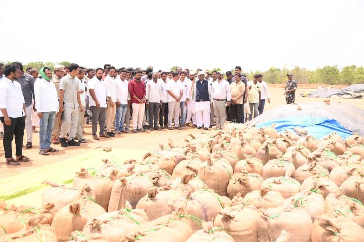 ప్రభుత్వం రైతు సంక్షేమంలో భాగంగా కొనుగోలు కేంద్రాలు ఏర్పాటు చేసి రైతులకు ఎలాంటి ఇబ్బందులు కలగకుండా ధాన్యం కొనుగోలు ప్రక్రియ చేపట్టిందని తెలంగాణ కార్మిక, ఉపాధి శిక్షణ, కర్మాగార, గనులు, భూగర్భ శాఖ మంత్రి గడ్డం వివేకానంద అన్నారు.