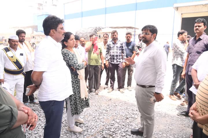 జూన్ 6వ తేదీ వరకు ప్రతి సంవత్సరం కొనుగోలు లక్ష్యం పూర్తి అయ్యేదని, ఈ సంవత్సరం 4వ తేదీ వరకు 1 లక్ష 70 వేల మెట్రిక్ టన్నుల ధాన్యం కొనుగోలు లక్ష్యాన్ని పూర్తి చేయడం జరుగుతుందని తెలిపారు.