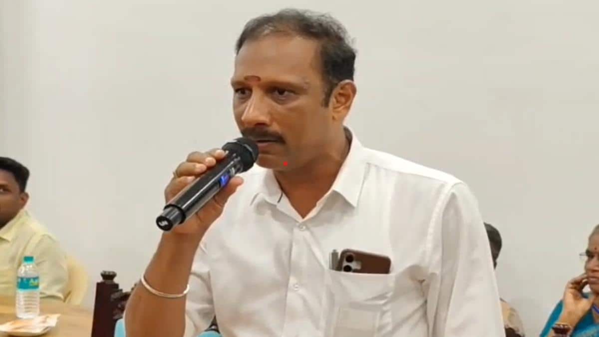 என்னை ஏன் பேசவிடல?' - தவெக எம்எல்ஏவை ரவுண்ட் கட்டிய திமுகவினர்; பாதியிலேயே கிளம்பினார் - என்ன நடந்தது?