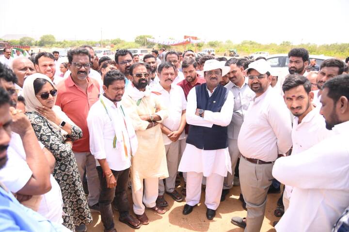 లారీలు సమకూర్చడం కొరకు సింగరేణి సంస్థతో మాట్లాడగా లారీలను అందించేందుకు సంస్థ సిద్ధంగా ఉందని, 10 ఇసుక లారీలను సైతం ఏర్పాటు చేయడం జరిగిందని తెలిపారు.