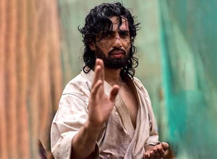 'मर्द को दर्द नहीं होता': इस एक्शन-कॉमेडी फिल्म में गुलशन देवैया ने जुड़वां भाइयों (कराटे मणि और जिमी) का डबल रोल निभाया था. दोनों बिल्कुल अलग स्वभाव वाले किरदारों को एक ही फिल्म में इतनी खूबसूरती से निभाकर उन्होंने अपनी शानदार एक्टिंग का लोहा मनवाया.
