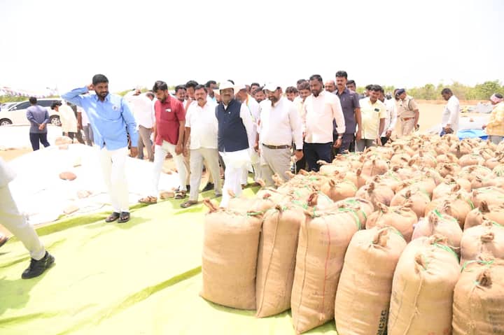 మంచిర్యాల జిల్లాలోని జైపూర్ మండలం టేకుమట్ల గ్రామంలో గల వరి ధాన్యం కొనుగోలు కేంద్రాన్ని జిల్లా కలెక్టర్ కుమార్ దీపక్, జైపూర్ ఎసిపి వెంకటేశ్వర్లు, మండల తహసీల్దార్ వనజ రెడ్డి, అధికారులతో కలిసి సందర్శించారు.