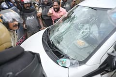 केरळमध्ये ED विरुद्ध कार्यकर्त्यांचा संताप; अधिकाऱ्यांच्या कारवर हल्ला, विटाही फेकल्या, मोदींविरुद्ध घोषणाबाजी