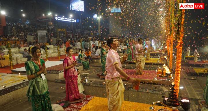 गंगा आरती के दौरान अर्चकों ने श्रद्धालुओं के बीच फूलों की वर्षा की. वातावरण में उड़ते फूलों और दीपों की रोशनी ने घाट की सुंदरता को और बढ़ा दिया. श्रद्धालु भजन और मंत्रोच्चार के बीच मां गंगा की आराधना करते दिखाई दिए. इस दौरान पूरा घाट भक्ति, आस्था और उत्साह से सराबोर नजर आया.