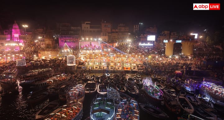 देर शाम गंगा आरती शुरू होने से पहले दशास्वमेध घाट को रंग-बिरंगी रोशनी और फूलों से सजाया गया. घाट किनारे खड़ी नावें और गंगा तट पर उमड़ी भीड़ ने दृश्य को और भव्य बना दिया. मां गंगा की आरती देखने पहुंचे श्रद्धालु मंत्रोच्चार और घंटियों की ध्वनि के बीच भक्ति में डूबे नजर आए.