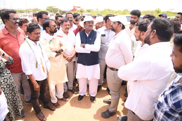 జిల్లాలోని కొన్ని ప్రాంతాలలో పంట ఆలస్యంగా వస్తుందని, ఆయా ప్రాంతాల రైతులు ఆందోళన చెందవలసిన అవసరం లేదని తెలిపారు.