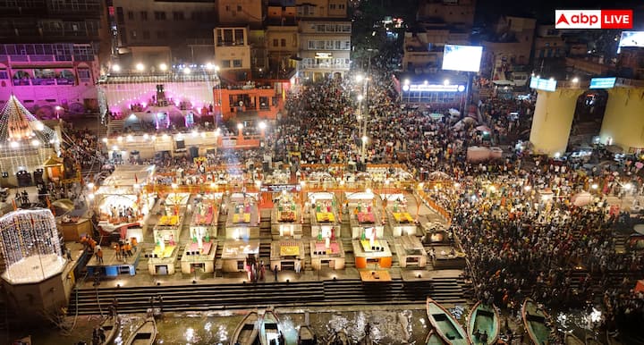 गंगा दशहरा के अवसर पर वाराणसी के दशास्वमेध घाट पर श्रद्धालुओं का सैलाब उमड़ पड़ा. घाट से लेकर आसपास की गलियों तक लोगों की भारी भीड़ दिखाई दी. हजारों श्रद्धालु मां गंगा की आरती देखने के लिए घंटों पहले पहुंच गए थे. रोशनी और भक्ति से सजा यह दृश्य काशी की आध्यात्मिक महिमा को दर्शाता नजर आया.