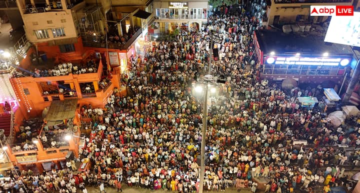 दशास्वमेध घाट पर गंगा आरती के दौरान श्रद्धालुओं की भारी भीड़ उमड़ी. घाट के आसपास की इमारतों और बालकनियों में भी लोग आरती देखने के लिए खड़े नजर आए. हर कोई इस दिव्य आयोजन को अपने कैमरे और मोबाइल में कैद करता दिखाई दिया. “हर हर महादेव” के जयकारों से पूरा वातावरण भक्तिमय हो उठा.