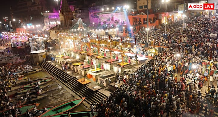 पारंपरिक वेशभूषा में अर्चकों ने बड़े दीपों के साथ मां गंगा की भव्य आरती की. जलते दीपों की लौ और वैदिक मंत्रों की गूंज ने पूरे घाट को आध्यात्मिक ऊर्जा से भर दिया. श्रद्धा के साथ मां गंगा का आशीर्वाद लेते हुए दिखाई दिए श्रद्धालु. यह दृश्य गंगा दशहरा की भव्यता को दर्शाता नजर आया.