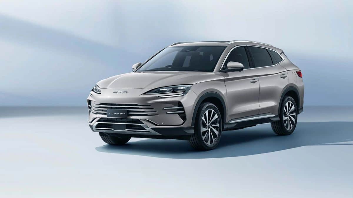 BYD Hybrid Car: 1092 KM ரேஞ்ச், சீனா ப்ராண்டின் முதல் ஹைப்ரிட் கார்..! எக்கச்சக்க வசதிகள், பட்ஜெட்டில் அடங்குமா?