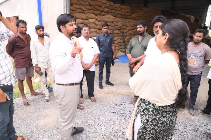ధాన్యం కొనుగోలు ప్రక్రియను పరిశీలించారు. ఈ సందర్భంగా రాష్ట్ర మంత్రి మాట్లాడుతూ.. ప్రభుత్వం రైతు సంక్షేమంలో భాగంగా అనేక కార్యక్రమాలు చేపడుతుందన్నారు.