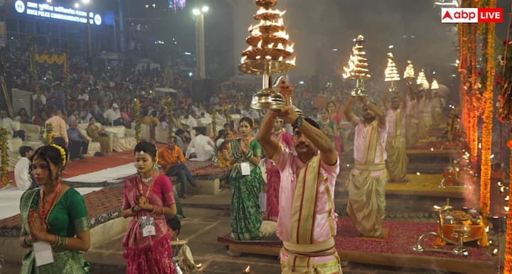 दशास्वमेध घाट पर एक साथ कई अर्चकों ने दीप जलाकर मां गंगा की आरती की. घाट पर मौजूद श्रद्धालु मंत्रोच्चार और शंखध्वनि के बीच भक्ति में लीन दिखाई दिए. महिलाएं पारंपरिक परिधान में आरती और पूजा में शामिल हुईं. गंगा तट पर जलते दीपों की रोशनी ने पूरे वातावरण को दिव्यता से भर दिया.