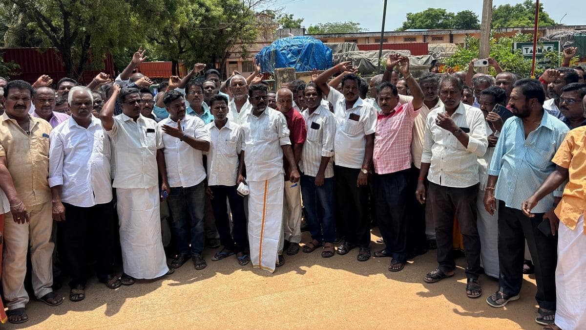 ஆர்ப்பாட்டங்களால் அதிர்ந்த தஞ்சாவூர்: ஒருபுறம் விவசாயிகள், மறுபுறம் டாஸ்மாக் ஊழியர்கள்