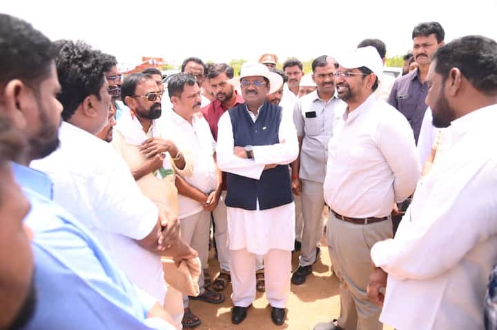 కొనుగోలు కేంద్రాలు ఏర్పాటు చేసి నిబంధనల ప్రకారం నాణ్యమైన ధాన్యాన్ని కొనుగోలు చేసి రైతుల ఖాతాలలో నగదు జమ చేయడం జరుగుతుందని మంత్రి వివేక్ తెలిపారు. ప్రతి సంవత్సరం ఎకరానికి 25 క్వింటాళ్ల ధాన్యం వచ్చేదని, ఈసారి 28 నుంచి 32 క్వింటాళ్ల ధాన్యం దిగుబడి వస్తుందని తెలిపారు.