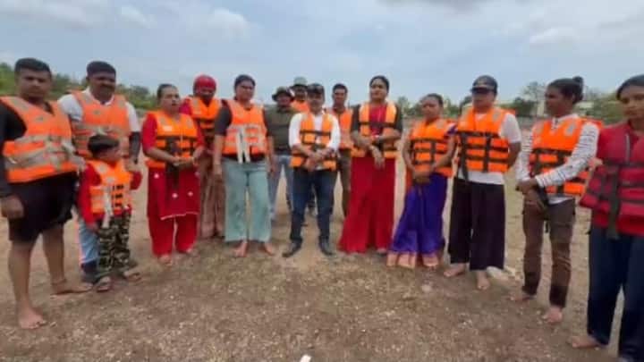 पूर व्यवस्थापन कसे करावे, बोट कशी चालवावी, पाण्यात बुडणाऱ्या व्यक्तीला कशा पद्धतीने वाचवावे असे प्रशिक्षण देण्यात आले.