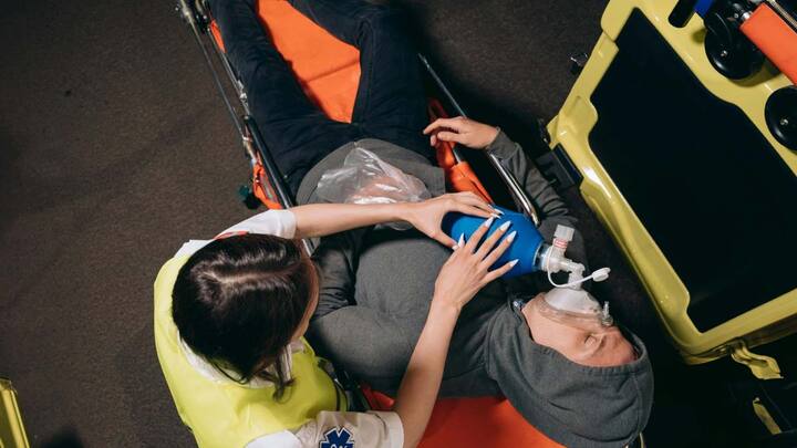CPR देने का सबसे आम तरीका “हैंड्स-ओनली CPR” है. इसमें व्यक्ति के सीने के बीचों-बीच जोर-जोर से दबाव दिया जाता है. यह दबाव लगातार और तेज गति से दिया जाता है ताकि दिल की तरह खून शरीर में घूमता रहे. कई मामलों में यह तरीका तब तक काम करता है जब तक मेडिकल मदद नहीं पहुंच जाती.