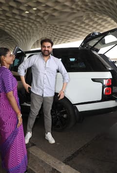पत्नी शूरा खान संग एयरपोर्ट पर स्पॉट हुए अरबाज खान, कैजुअल ब्लैक ड्रेस में भी स्टाइलिश लगीं एक्टर की बीवी