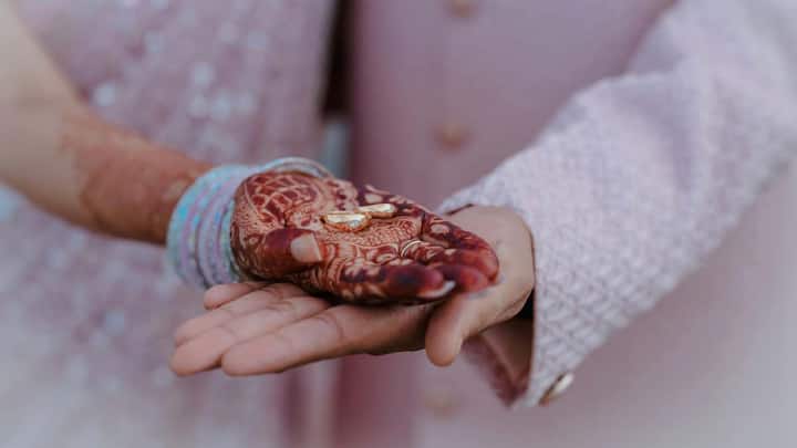 यह जगह शादी के हर फंक्शन के लिए बिल्कुल परफेक्ट मानी जाती है. चाहे हल्दी हो, मेहंदी, संगीत या फिर फेरे और रिसेप्शन, हर इवेंट यहां बहुत खूबसूरत तरीके से किया जाता है. शाम के समय जब सूरज ढलता है और झील में महल की रोशनी चमकती है, तो पूरा माहौल किसी फिल्म के सीन जैसा लगने लगता है. झील के किनारे बने लॉन और आंगन शादी को और भी ज्यादा खास बना देते हैं.