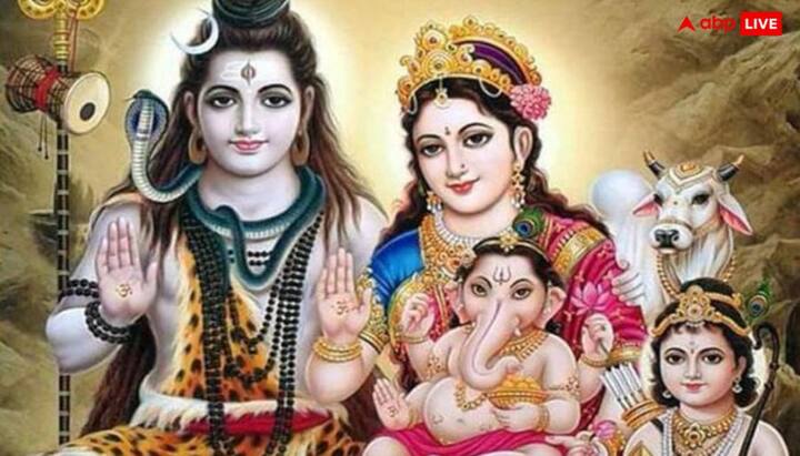 प्रदोष काल में शिवलिंग पर गंगाजल में केसर मिलाकर अभिषेक करें. यह उपाय नौकरी और व्यवसाय में उन्नति दिलाने वाला माना जाता है.