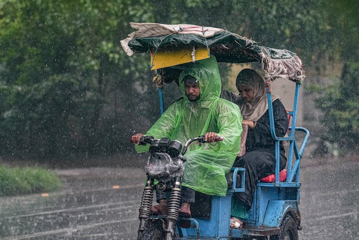 আলিপুর আবহাওয়া দফতরের আবহবিদ সৌরীশ বন্দ্যোপাধ্যায় জানিয়েছেন, আজ বৃহস্পতিবার ও কাল কলকাতা-সহ দক্ষিণবঙ্গে বজ্রবিদ্যুৎ-সহ বৃষ্টি হতে পারে। আজ বেশ কিছু জেলায় ঝড়বৃষ্টির সম্ভাবনা রয়েছে, যার ফলে তীব্র ঝড় ও বৃষ্টির সম্ভাবনা রয়েছে। পর পর বজ্রপাতও হতে পারে।