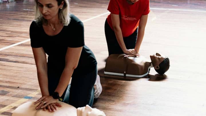 CPR को लेकर एक खास बात यह है कि इसे कोई भी सामान्य व्यक्ति सीख सकता है.  इसके लिए डॉक्टर होना जरूरी नहीं है.  बस थोड़ी ट्रेनिंग और सही जानकारी से कोई भी व्यक्ति इमरजेंसी में किसी की जान बचा सकता है.  इसलिए आजकल कई हेल्थ एक्सपर्ट्स और संस्थाएं लोगों को CPR सीखने के लिए प्रेरित कर रही हैं.