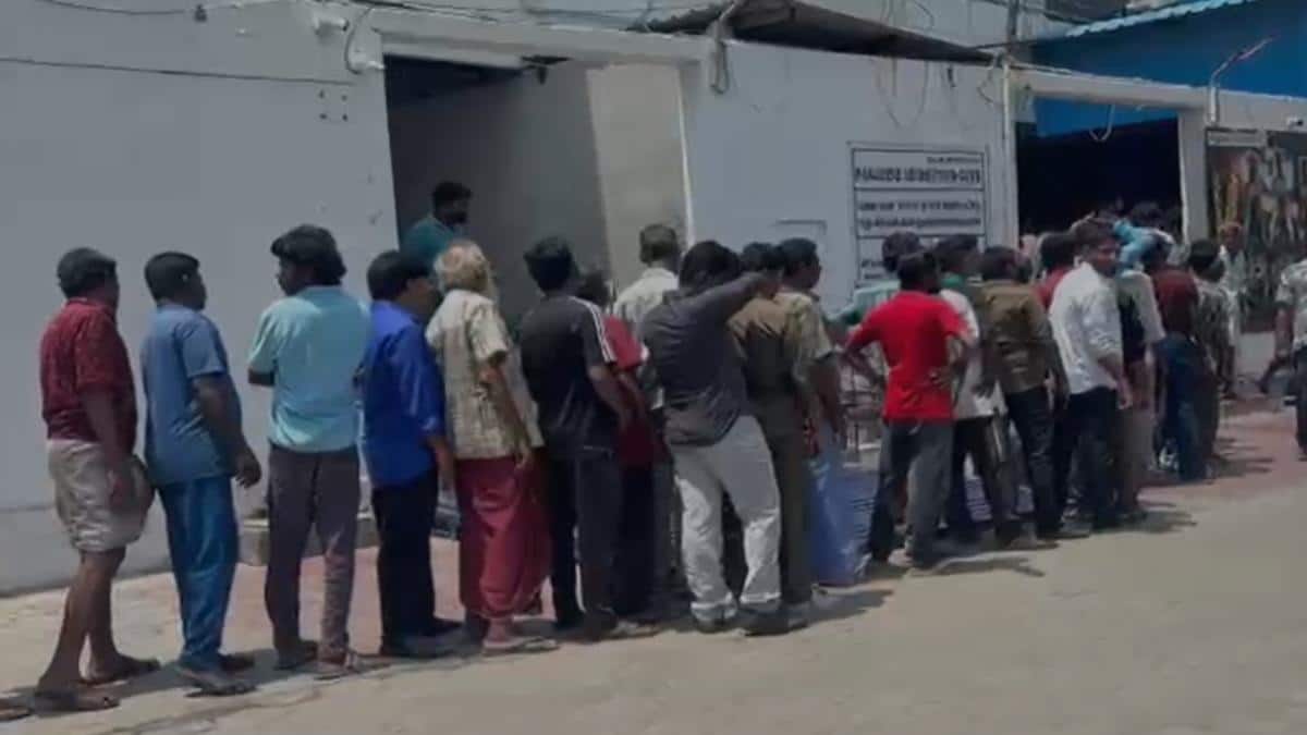 இணையத்தில் டிரெண்டாகும் சேலம் 'கியூ' வீடியோ - டாஸ்மாக் மூடியதால் தனியார் பார்களில் முண்டியடித்த கூட்டம்