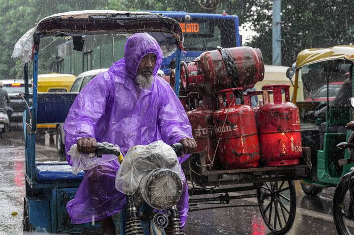 যদিও এখনও বাংলায় বর্ষা নিয়ে কোন পূর্বাভাস দেয়নি আবহাওয়া দফতর। নির্ধারিত দিনের কিছুটা আগেই আন্দামানে ১৬ই মে বর্ষা ঢুকে গিয়েছে।