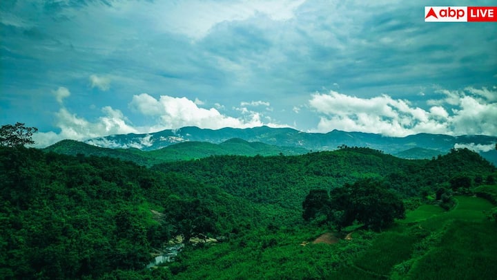 आंध्र प्रदेश का अराकू वैली भी मानसून में जोखिम भरा हो सकता है. ऐसे मौसम में विशाखापट्टनम जैसे शहर बेहतर कनेक्टिविटी और सुरक्षित सफर की वजह से ज्यादा पसंद किए जा रहे हैं.