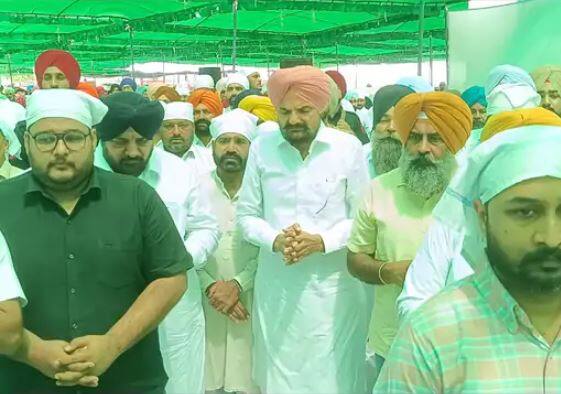 ਮਰਹੂਮ ਪੰਜਾਬੀ ਗਾਇਕ Sidhu Moose Wala ਦੀ ਚੌਥੀ ਬਰਸੀ ਉਨ੍ਹਾਂ ਦੇ ਪਿੰਡ ਮੂਸਾ ਵਿੱਚ ਸ਼ਰਧਾ ਨਾਲ ਮਨਾਈ ਗਈ। ਇਸ ਮੌਕੇ ਸ੍ਰੀ ਗੁਰੂ ਗ੍ਰੰਥ ਸਾਹਿਬ ਜੀ ਦੇ ਪਾਠ ਦਾ ਭੋਗ ਪਾਇਆ ਗਿਆ। ਵੱਡੀ ਗਿਣਤੀ ਵਿੱਚ ਪ੍ਰਸ਼ੰਸਕਾਂ ਦੇ ਨਾਲ -ਨਾਲ  ਵਿਧਾਇਕ ਪ੍ਰਗਟ ਸਿੰਘ, ਵਿਧਾਇਕ ਗੁਰਪ੍ਰੀਤ ਸਿੰਘ ਬਣਾਂਵਾਲੀ, ਮਾਨਸਾ ਜ਼ਿਲ੍ਹੇ ਦੇ ਕਾਂਗਰਸੀ ਵਰਕਰਾਂ ਅਤੇ ਗੁਲਾਬ ਸਿੱਧੂ, ਬਲਕਾਰ ਅਣਖੀਲਾ ਅਤੇ ਜਸਕਰਨ ਗਰੇਵਾਲ ਸਮੇਤ ਪੰਜਾਬੀ ਗਾਇਕਾਂ ਨੇ ਸਿੱਧੂ ਮੂਸੇ ਵਾਲਾ ਦੀ ਯਾਦਗਾਰ 'ਤੇ ਸ਼ਰਧਾਂਜਲੀ ਭੇਟ ਕੀਤੀ।