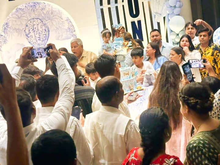 तेजस्वी यादव के बेटे इराज लालू यादव का बीते बुधवार (27 मई, 2026) को पहला जन्मदिन शानदार तरीके से मनाया गया. पूरा कार्यक्रम पटना से लगभग 1000 किलोमीटर दूर गाजियाबाद में हुआ.