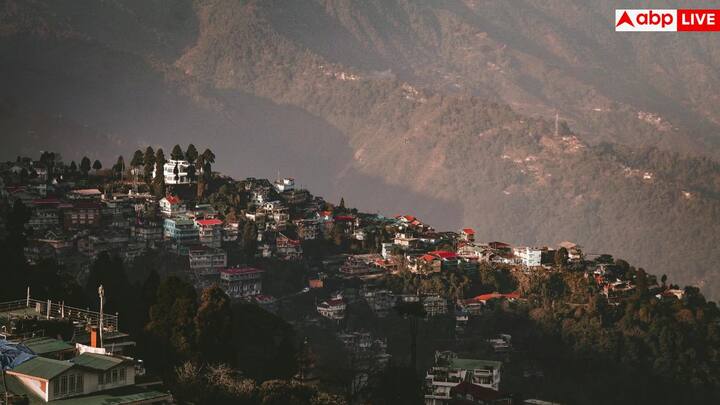 दार्जिलिंग और गंगटोक जैसे इलाकों में मानसून के दौरान सड़क संपर्क कई बार टूट जाता है. इसके बजाय केरल के बैकवॉटर या महाराष्ट्र का महाबलेश्वर बेहतर और सुरक्षित ट्रैवल ऑप्शन बन सकते हैं.