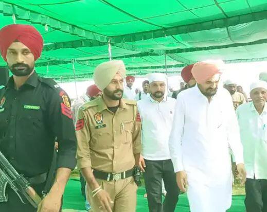 ਇਸ ਦੌਰਾਨ ਸਿੱਧੂ ਮੂਸੇਵਾਲਾ ਦੇ ਪਿਤਾ ਨੇ ਪੰਜਾਬ ਅਤੇ ਕੇਂਦਰ ਸਰਕਾਰ ਨਾਲ ਨਾਰਾਜ਼ਗੀ ਜ਼ਾਹਿਰ ਕੀਤੀ। ਉਨ੍ਹਾਂ ਕਿਹਾ ਕਿ ਅੱਜ ਵੀ ਉਹ ਆਪਣੇ ਜੀਣ ਦੇ ਅਧਿਕਾਰ ਲਈ ਜ਼ਿਲ੍ਹਾ ਪ੍ਰਸ਼ਾਸਨ ਅੱਗੇ ਗੁਹਾਰ ਲਗਾਉਣ ਲਈ ਮਜਬੂਰ ਹਨ। ਉਨ੍ਹਾਂ ਦੱਸਿਆ ਕਿ ਉਨ੍ਹਾਂ ਦੇ ਪੁੱਤਰ ਦੀ ਕਮਾਈ ਹੜਪਣ ਵਾਲਿਆਂ ਖ਼ਿਲਾਫ਼ ਕੇਸ ਦਰਜ ਹੋਏ ਤਿੰਨ ਮਹੀਨੇ ਬੀਤ ਚੁੱਕੇ ਹਨ ਪਰ ਹਾਲੇ ਤੱਕ ਲੁੱਕ ਆਉਟ ਸਰਕੂਲਰ (LOC) ਜਾਰੀ ਨਹੀਂ ਕੀਤਾ ਗਿਆ।