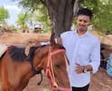 Dharashiv Adhik Mahina Gift: लाडक्या जावयाला सासऱ्याची अनोखी भेट, 'सरप्राईज पार्सल' सांगून पाठवली सुंदर घोडी, धोंडे जेवणाचा 'तो' किस्सा राज्यभर चर्चेत