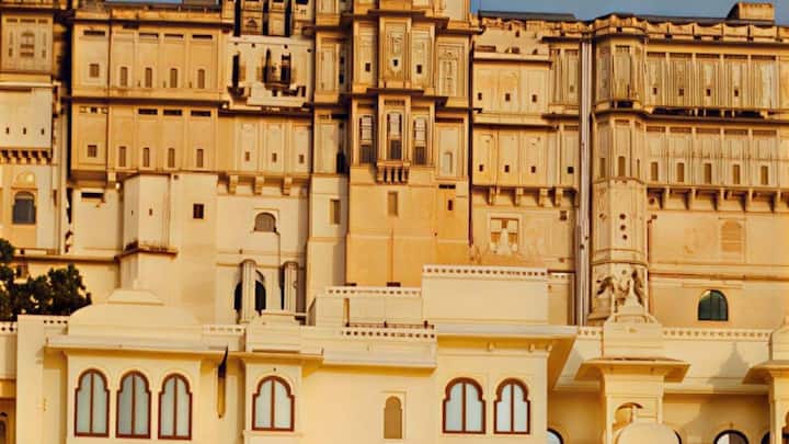 ओबेरॉय उदयविलास को बहुत ही खूबसूरती से मेवाड़ की पारंपरिक शाही शैली में बनाया गया है. इसमें मुगल स्टाइल गुंबद, हाथ से तराशे गए पत्थर के स्तंभ, बड़े आंगन और मोर से प्रेरित डिजाइन देखने को मिलते हैं. पूरा रिजॉर्ट करीब 50 एकड़ में फैला हुआ है और यहां 85 से 87 लग्जरी कमरे मौजूद हैं. लाथ ही हर कमरा इतना शानदार है कि मेहमान खुद को किसी राजा-महाराजा के महल में महसूस करते हैं.
