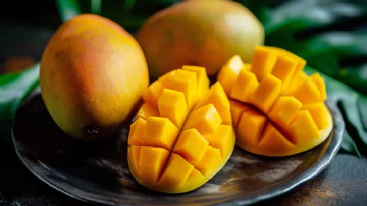 কাগজের ব্যাগ বা খবরের কাগজে ভাল করে মুড়ে রাখুন আম। এতে তাড়াতাড়ি আম পেকে যাবে।