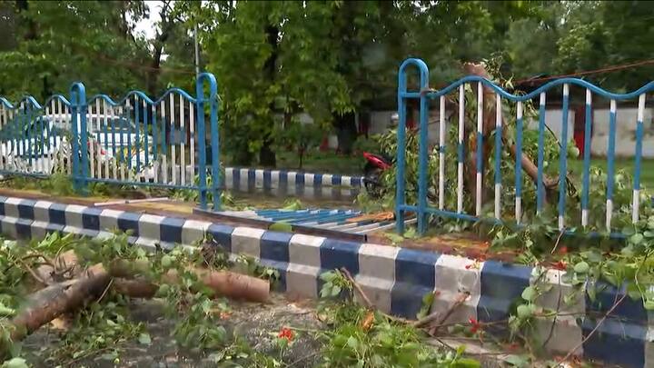 আলিপুর আবহাওয়া দফতর থেকে শুক্রবার দুপুরে দেওয়া পূর্বাভাসে বলা হয়, দুপুরেই কলকাতা, দুই ২৪ পরগনা এবং পূর্ব মেদিনীপুরে বজ্রবিদ্যুৎ-সহ প্রবল ঝড়বৃষ্টির সম্ভাবনা রয়েছে।