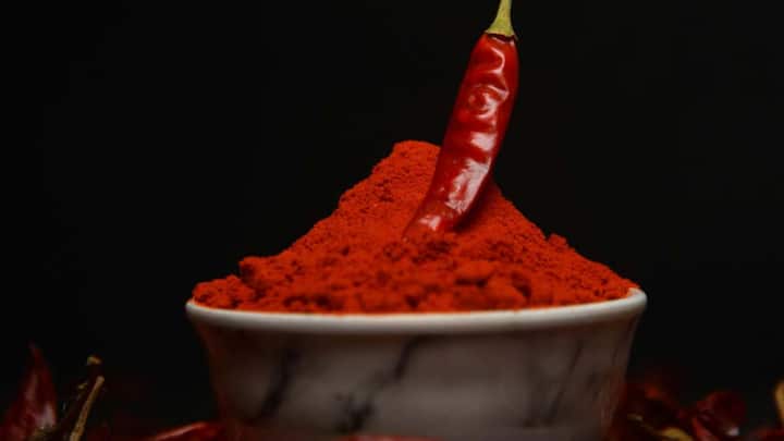 Chili Powder Purity Test: लाल मिर्च डालने के बाद भी सब्जी में नहीं आ रहा तीखापन, कहीं नकली पाउडर तो नहीं? 1 कई दुकानों पर लाल मिर्च पाउडर को ज्यादा लाल और भारी दिखाने के लिए उसमें ईंट का चूरा, रंग, साबुन जैसा पाउडर या स्टार्च तक मिला दिया जाता है. देखने में यह बिल्कुल असली मिर्च जैसा लगता है, लेकिन खाने का स्वाद खराब करने के साथ-साथ यह सेहत के लिए भी नुकसानदायक हो सकता है. यही वजह है कि अब लोगों को मसाले खरीदते समय ज्यादा सावधान रहने की जरूरत है.