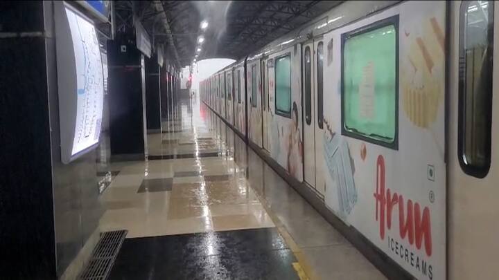 ঝোড়ো হাওয়ায় ভাঙল ব্রিজি মেট্রোর শেডের একাংশ, সাময়িকভাবে ব্যহত হয়ে যায় পরিষেবা। তবে কিছুটা সময় পরেই ফের স্বাভাবিক মেট্রো চলাচল শুরু করা যায়।