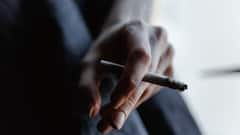 Tobacco Side Effects On Bones: क्या तंबाकू आपकी हड्डियों और रीढ़ को भी पहुंचा रहा नुकसान? एक्सपर्ट ने बताया डराने वाला सच