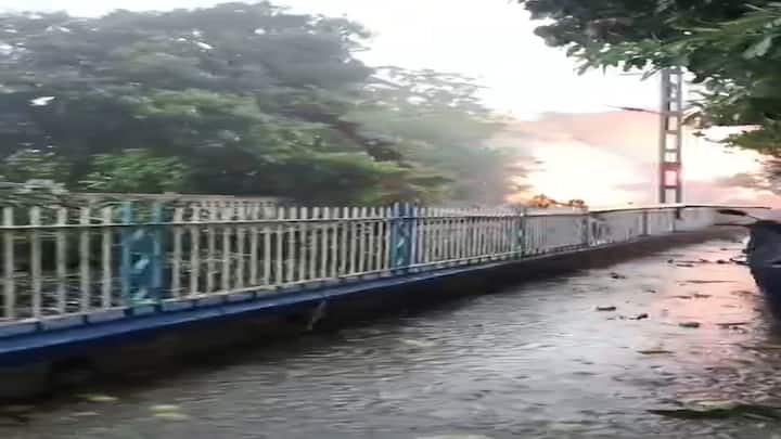 ঝড়ের কারণে, দুর্ভাগ্যজনক ঘটনা ঘটেছে, খাস কলকাতায়। আউট্রামঘাট স্টেশনে ওভারহেড তারের উপরে গাছ ভেঙে পড়ে। এর ফলে বিদ্যুৎস্পৃষ্ট হয়ে মৃত্যু হয়েছে একজনের।