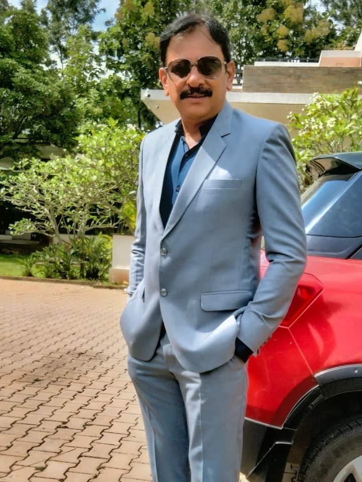 ఇప్పటివరకూ  పదుల సంఖ్యలో  టీవీసీరియల్స్ లో నటించారు, 25 సినిమాల్లో క్యారెక్టర్ట్ ఆర్టిస్టుగా కనిపించారు శ్రీకాంత్ హెబ్లిగర్.