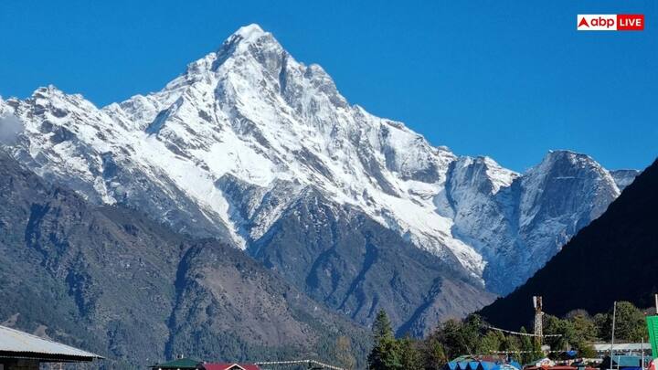 इतनी ज्यादा ऊंचाई जानलेवा स्थिति पैदा कर सकती है. ऑक्सीजन की कमी की वजह से दिमाग में सूजन आने लगती है और साथ ही फेफड़ों में तरल पदार्थ भी जमा होने लगता है. अगर तुरंत नीचे ना उतरा जाए तो इन बीमारियों की वजह से मतिभ्रम,‌ भ्रम की स्थिति, जोरदार खांसी, शरीर का संतुलन बिगड़ना और अचानक बेहोश हो जाना जैसी समस्याएं हो सकती हैं.