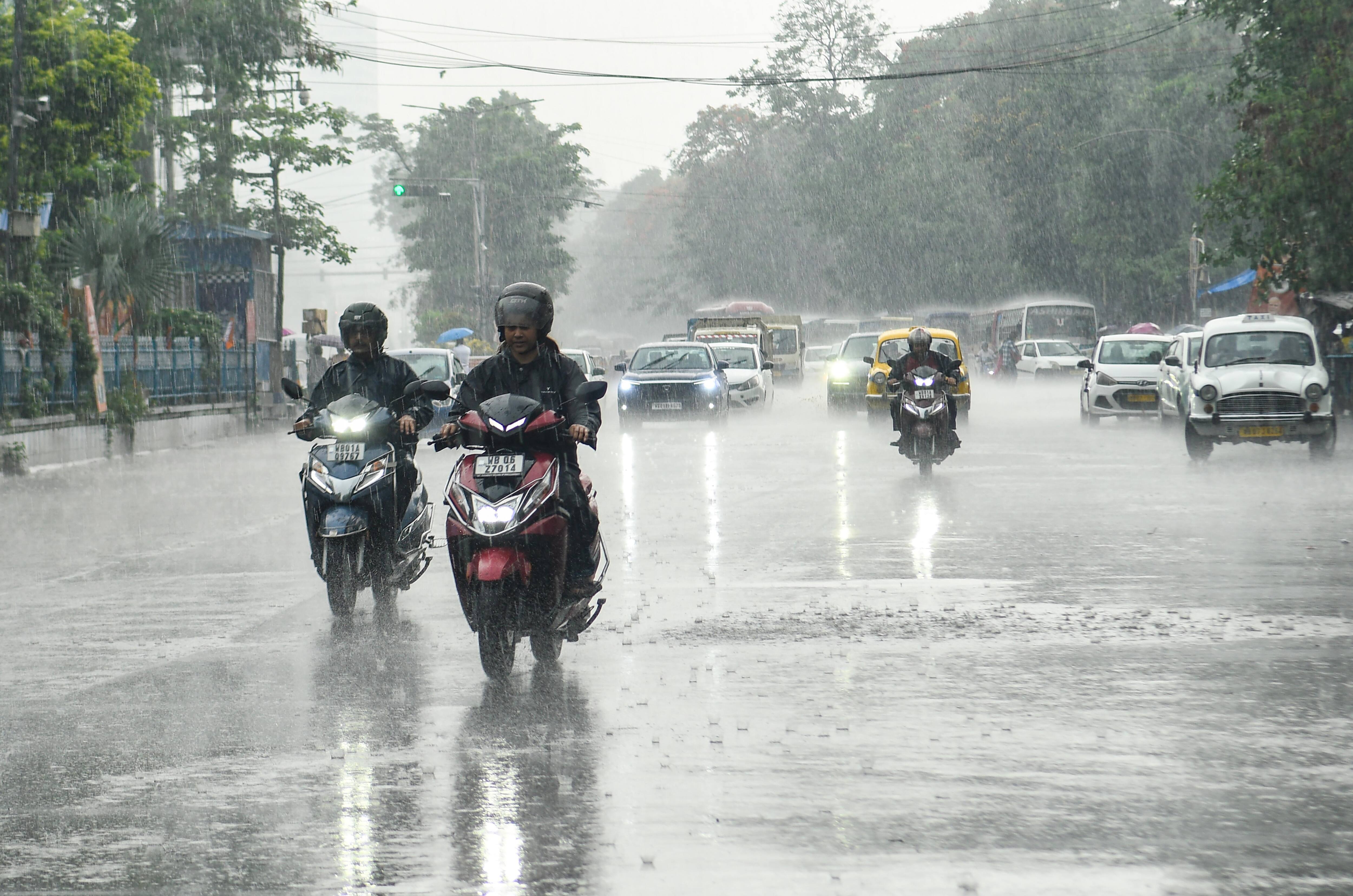 Weather Today: প্রবল গরমে আসছে স্বস্তি! কালবৈশাখী ঝড়-বজ্রবিদ্যুৎ দুর্যোগ ধেয়ে আসছে এই জেলাগুলিতে!