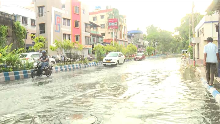 ঝোড়ো হাওয়ার দাপটে ভাঙল সাউথ সিটি মলের জানালার কাচ। অন্যদিকে, হরিশ মুখার্জি রোডে গাছ ভেঙে পড়ল গাড়ির উপরে। পরে অবশ্য গাছ সরিয়ে ফেলা হয়। আহত হওয়ার কোনও খবর নেই।